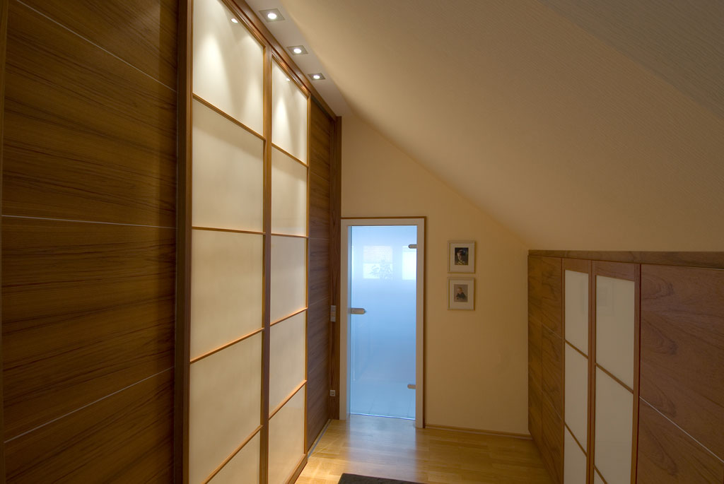 Gleittüren, Trennwände und Schrankmöbel von der Schreinerei WERNER AG im Eichenhaus Laufach