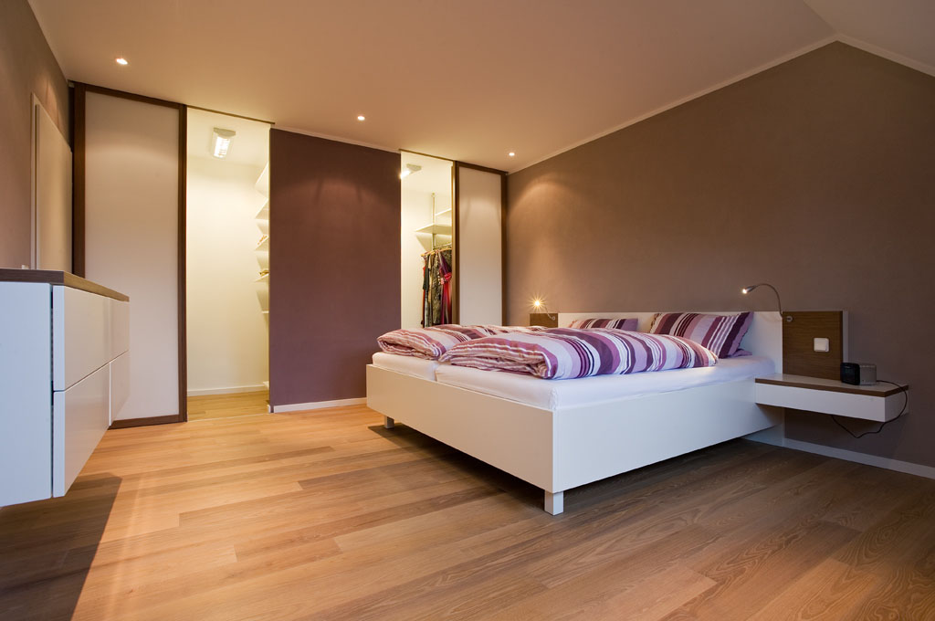 Gleittüren, Trennwände und Schrankmöbel von der Schreinerei WERNER AG im Eichenhaus Laufach