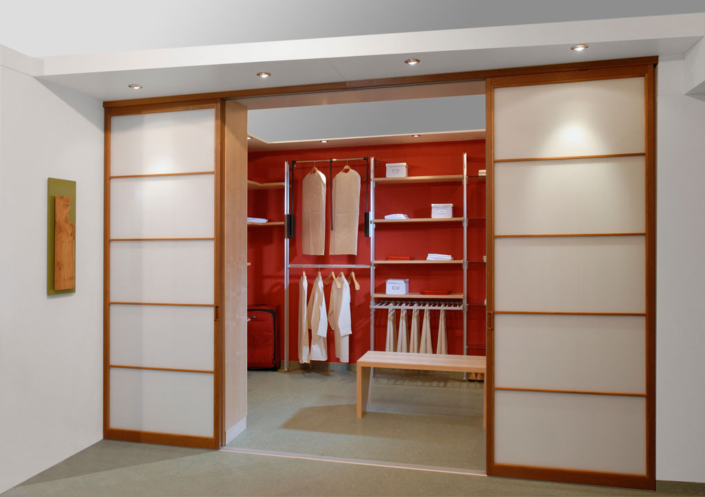 Gleittüren, Trennwände und Schrankmöbel von der Schreinerei WERNER AG im Eichenhaus Laufach