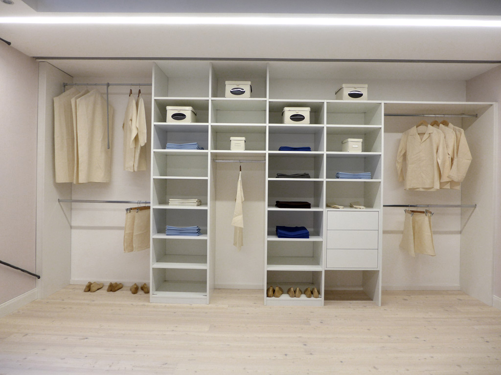 Gleittüren, Trennwände und Schrankmöbel von der Schreinerei WERNER AG im Eichenhaus Laufach