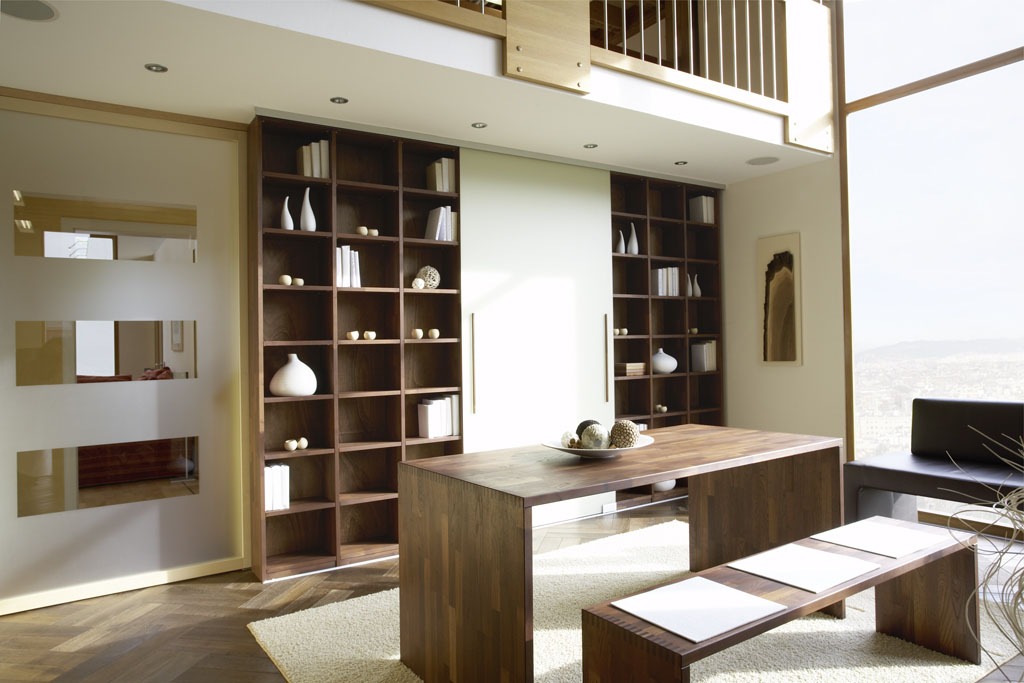 Gleittüren, Trennwände und Schrankmöbel von der Schreinerei WERNER AG im Eichenhaus Laufach