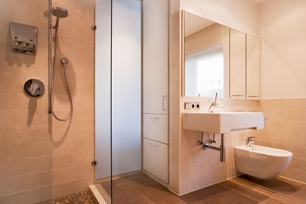 Gleittüren, Trennwände und Schrankmöbel von der Schreinerei WERNER AG im Eichenhaus Laufach