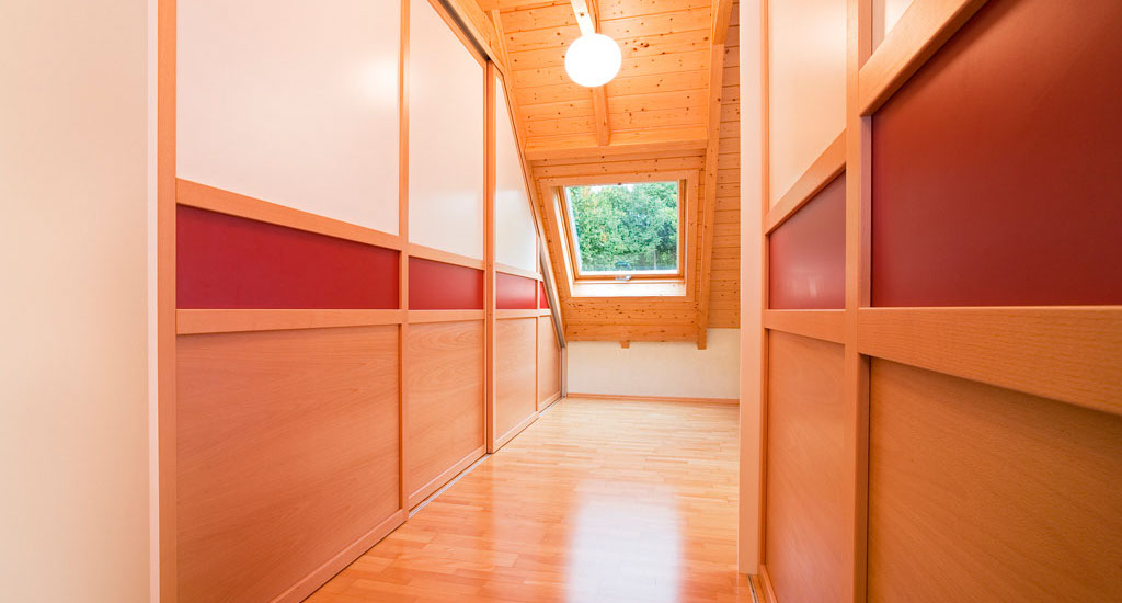 Gleittüren, Trennwände und Schrankmöbel von der Schreinerei WERNER AG im Eichenhaus Laufach