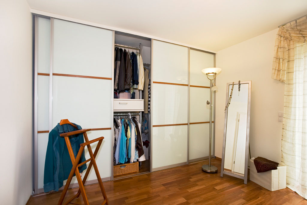 Gleittüren, Trennwände und Schrankmöbel von der Schreinerei WERNER AG im Eichenhaus Laufach