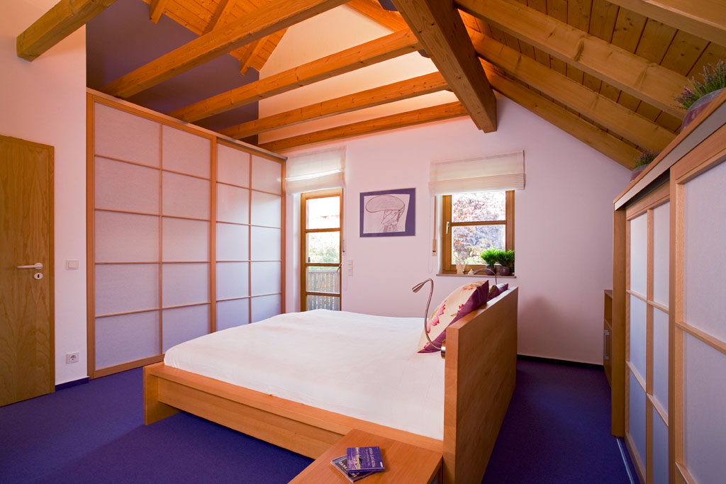 Gleittüren, Trennwände und Schrankmöbel von der Schreinerei WERNER AG im Eichenhaus Laufach