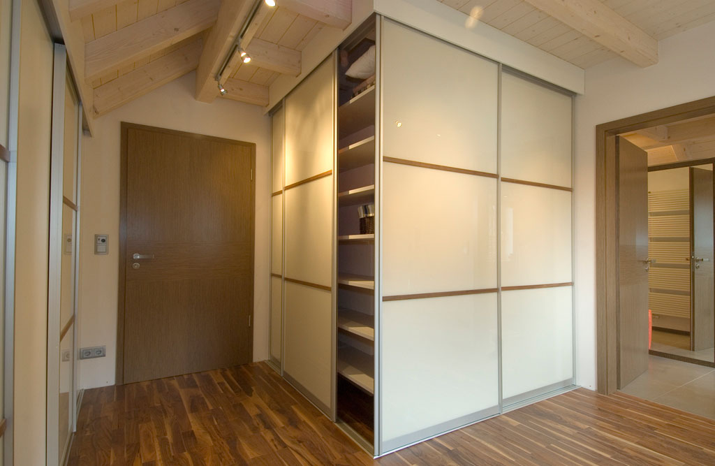 Gleittüren, Trennwände und Schrankmöbel von der Schreinerei WERNER AG im Eichenhaus Laufach