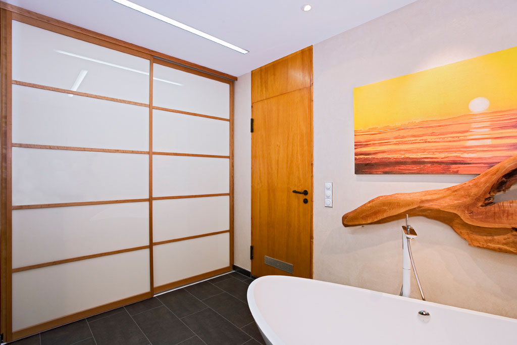 Gleittüren, Trennwände und Schrankmöbel von der Schreinerei WERNER AG im Eichenhaus Laufach