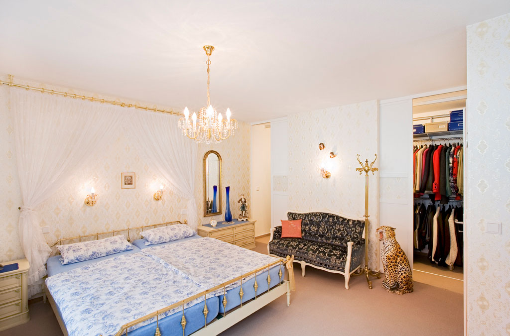 Gleittüren, Trennwände und Schrankmöbel von der Schreinerei WERNER AG im Eichenhaus Laufach