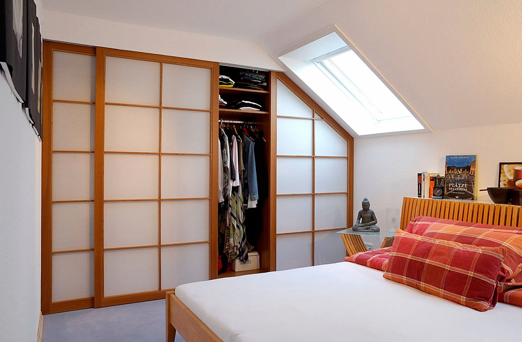 Gleittüren, Trennwände und Schrankmöbel von der Schreinerei WERNER AG im Eichenhaus Laufach