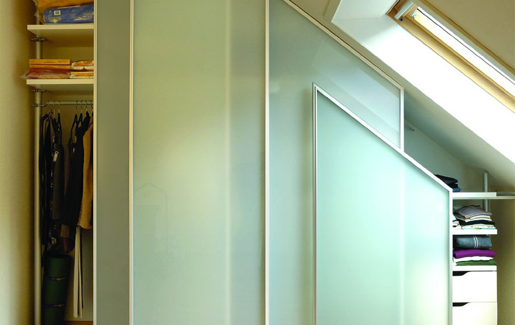 Gleittüren, Trennwände und Schrankmöbel von der Schreinerei WERNER AG im Eichenhaus Laufach