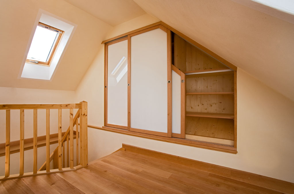 Gleittüren, Trennwände und Schrankmöbel von der Schreinerei WERNER AG im Eichenhaus Laufach