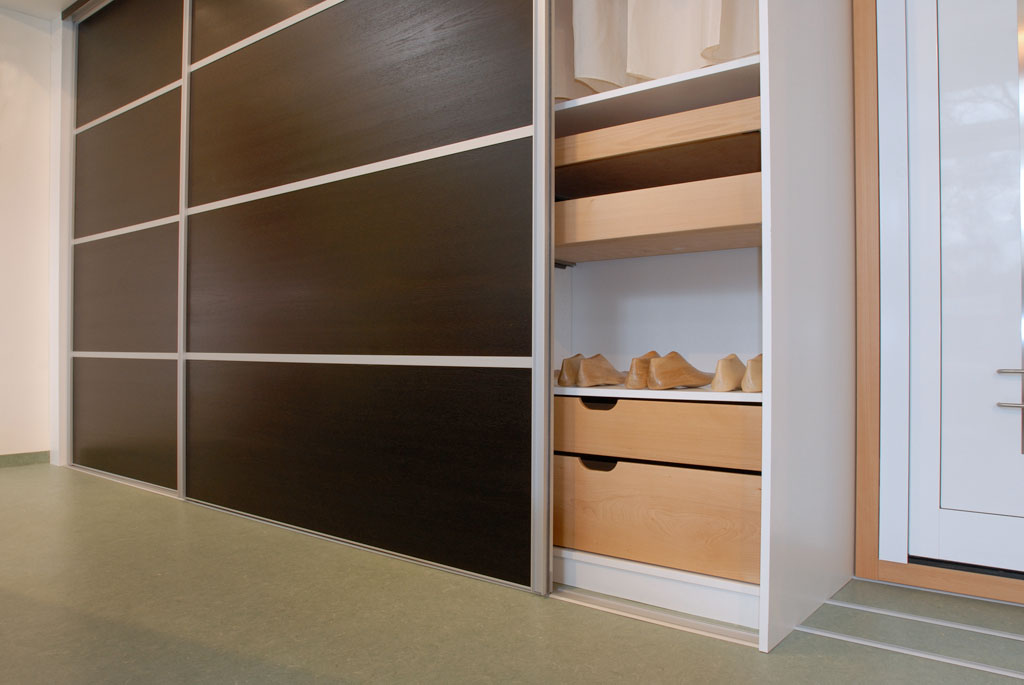 Gleittüren, Trennwände und Schrankmöbel von der Schreinerei WERNER AG im Eichenhaus Laufach