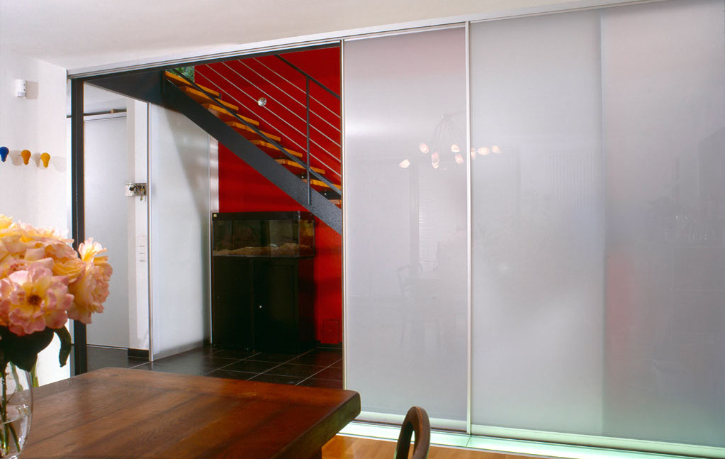 Gleittüren, Trennwände und Schrankmöbel von der Schreinerei WERNER AG im Eichenhaus Laufach