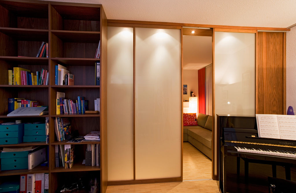 Gleittüren, Trennwände und Schrankmöbel von der Schreinerei WERNER AG im Eichenhaus Laufach