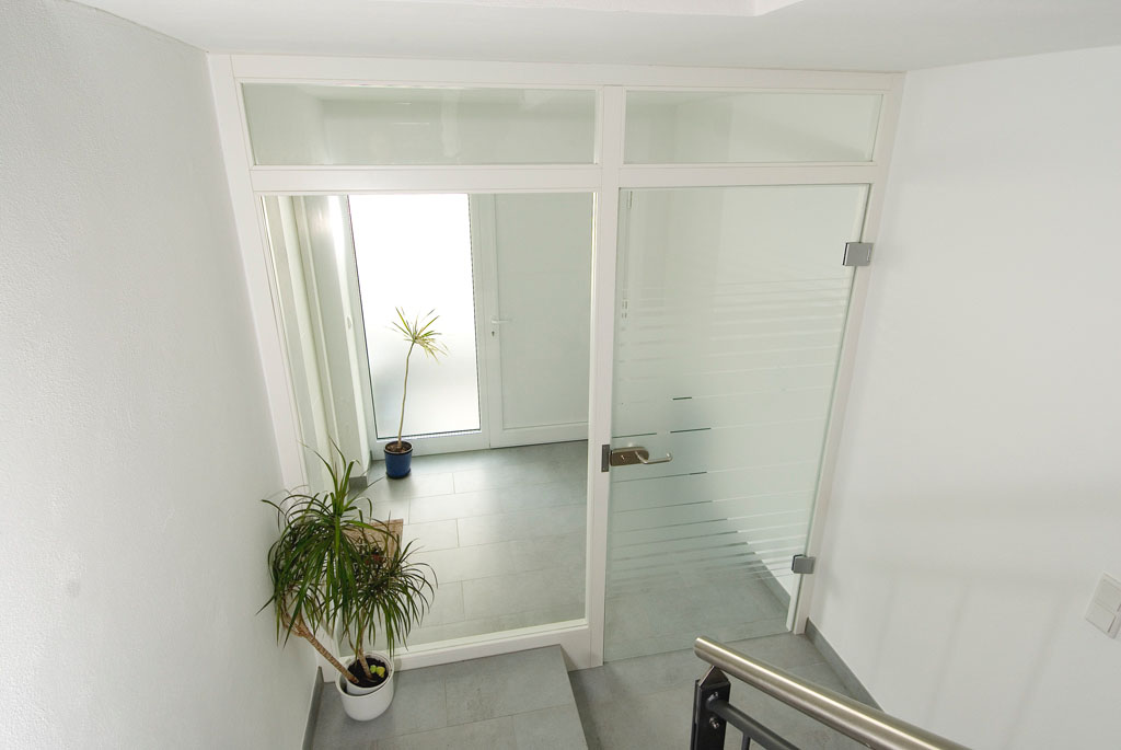 Gleittüren, Trennwände und Schrankmöbel von der Schreinerei WERNER AG im Eichenhaus Laufach