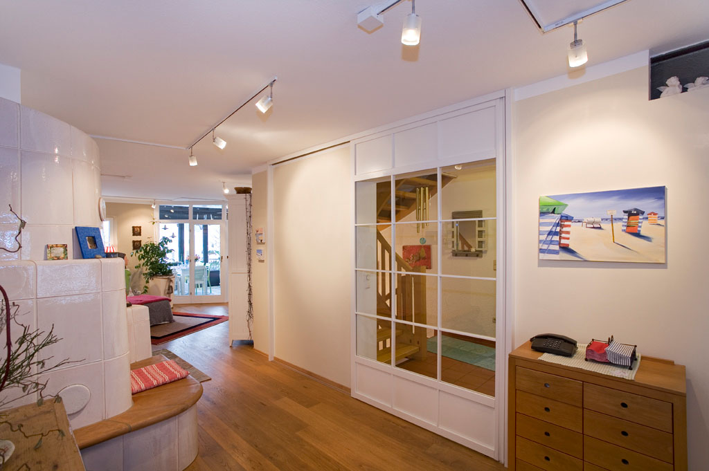 Gleittüren, Trennwände und Schrankmöbel von der Schreinerei WERNER AG im Eichenhaus Laufach